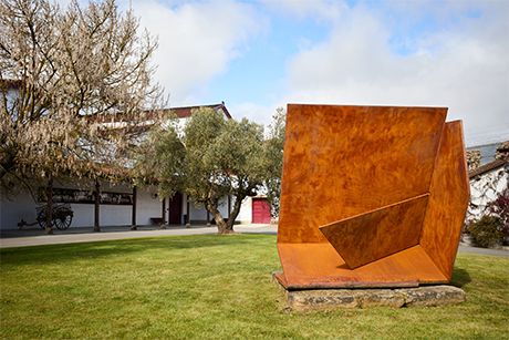 Escultura de Pablo Palazuelo en los jardines de la bodega CVNE-Haro